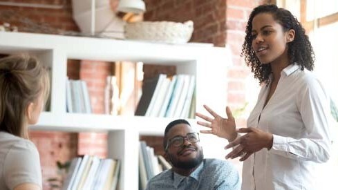 Leader inspiring team to think differently